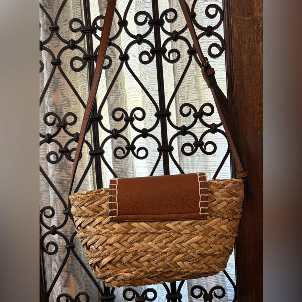 Universal Thread Brown Woven Straw Crossbody Bag - Picture 3 of 4